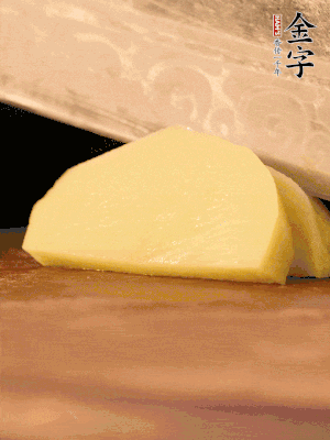 土豆去皮切丁。水開后，放入鍋中煮2-3分鐘，撈出瀝干水分。