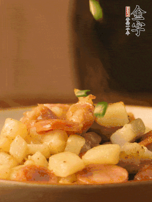 翻炒均勻，撒上蔥花后即可。