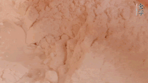 糯米粉中加入溫水，反復(fù)揉成團(tuán)。