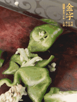 辣椒洗凈斜切成段，蒜切片。