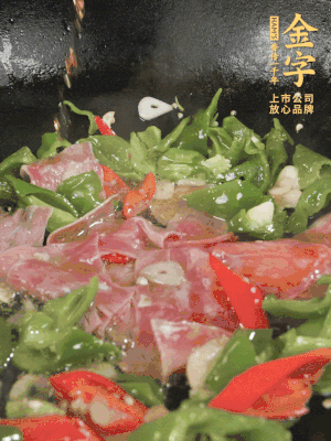 再下蒸炒火腿煸炒，加少許白糖提鮮。