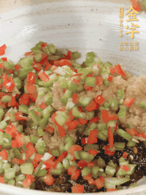 XO醬、蒜蓉醬、青紅椒粒攪拌成醬料。