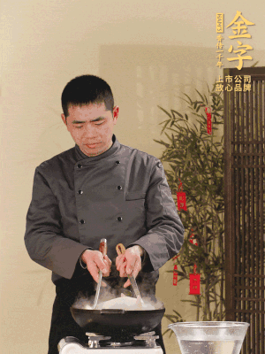 整只土雞冷水下鍋，加蔥姜、料酒焯水，撈出后用溫水清洗干凈。