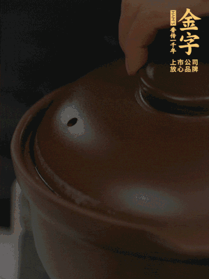 雞、火腿、姜片一起放入砂鍋中，大火轉(zhuǎn)小火燉2小時(shí)。