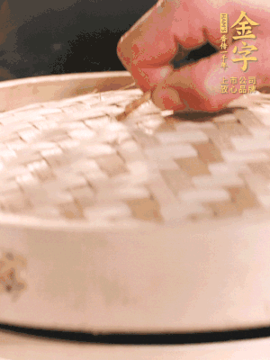 醬鴨半只加姜片、蔥、黃酒上鍋蒸20分鐘。