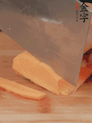 南瓜改刀切片，把蒸好的火腿鋪到南瓜上。