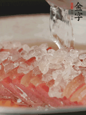 依舊放上冰糖100g、黃酒100g、水200g，鍋中再蒸15分鐘。