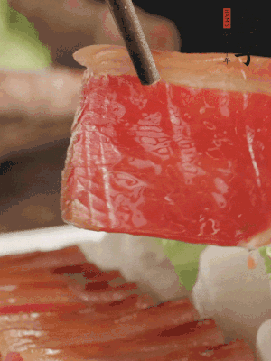 吃的時(shí)候，把薄片火腿放入荷葉夾中就可以了。