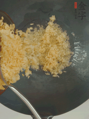 熱油下鍋，邊按壓邊翻炒均勻。