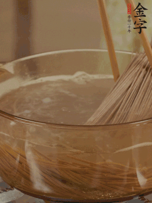 水開(kāi)后下蕎麥面，煮2分鐘后過(guò)涼水備用。