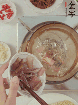 魷魚熱水下鍋，焯水備用。