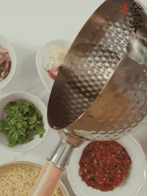 蒜末、小米辣、芝麻淋上熱油。