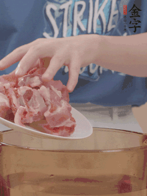 排骨剁小塊，加姜片、料酒沸水下鍋焯水。