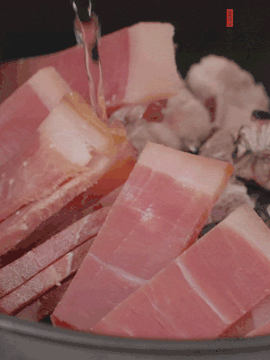 排骨、黃鱔段、金字火腿片放入砂鍋中，加沒過食材的水。