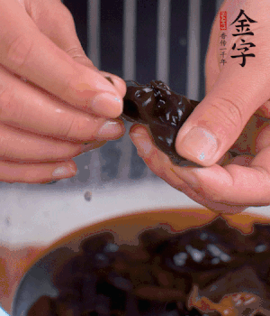木耳冷水泡發(fā)，處理成小塊。（如果是小木耳就不用切了）
