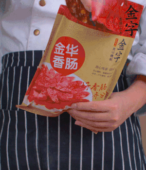 香腸切成斜片，小米辣切成斜片。