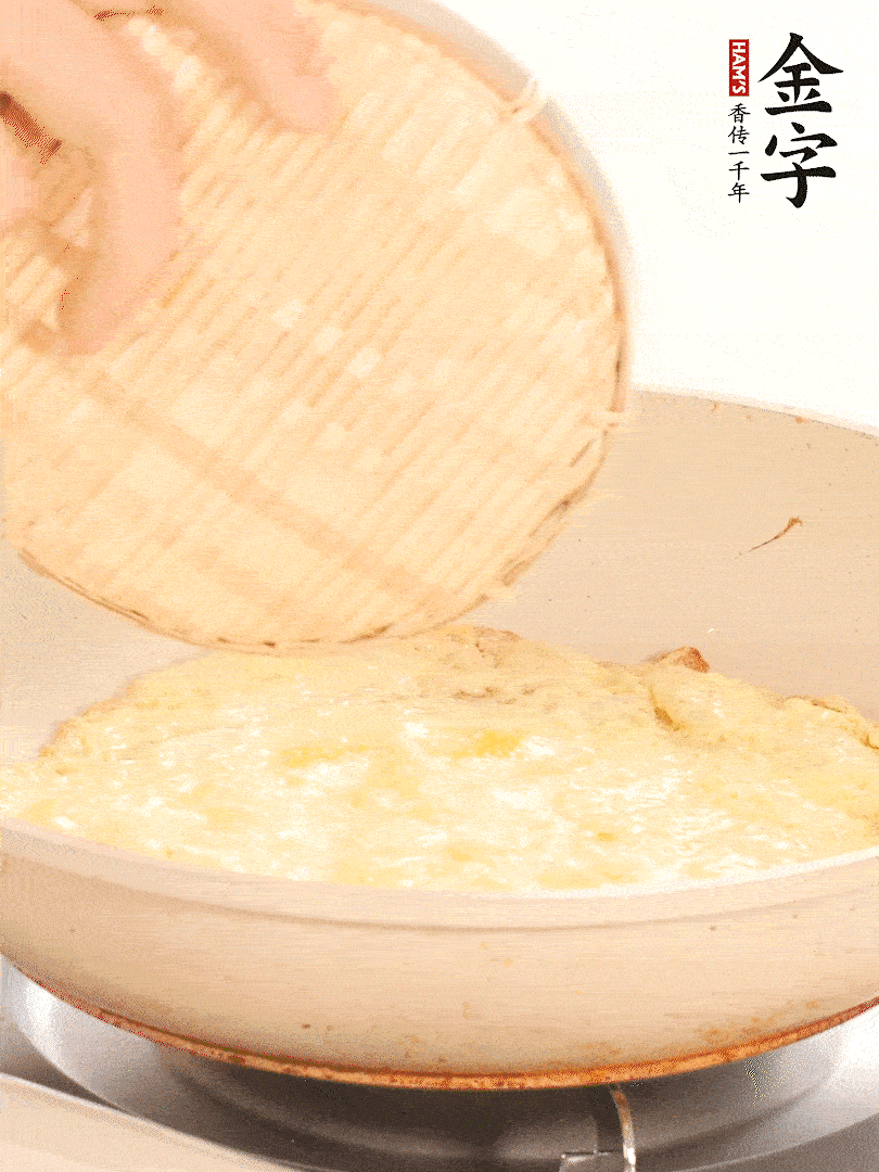 鍋內(nèi)放入少許油，油溫4成熱倒入一個(gè)雞蛋煎熟