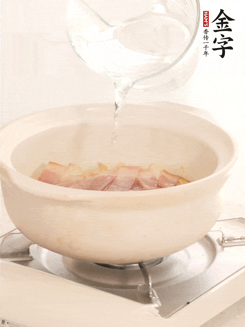 放入火腿片，加開水，再加入豆腐