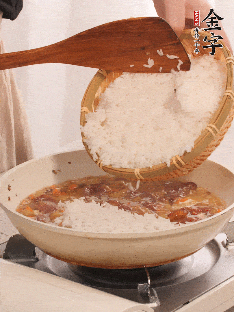 熱鍋燒油，香腸煸出油，加姜片去腥，加土豆、胡蘿卜、香菇翻炒到半熟，隨后加豆角、2小勺鹽、1大勺生抽，煸炒均勻。