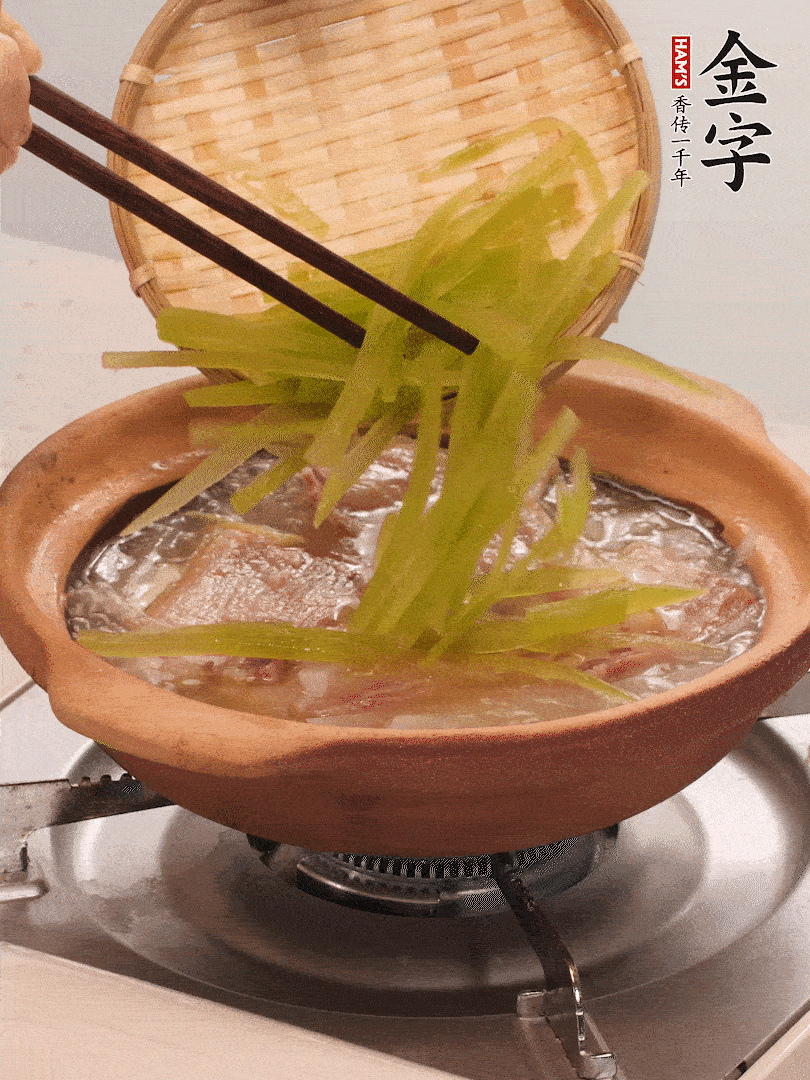 倒入熱水煮開后，轉(zhuǎn)小火燉煮10分鐘，呈奶白色湯底。