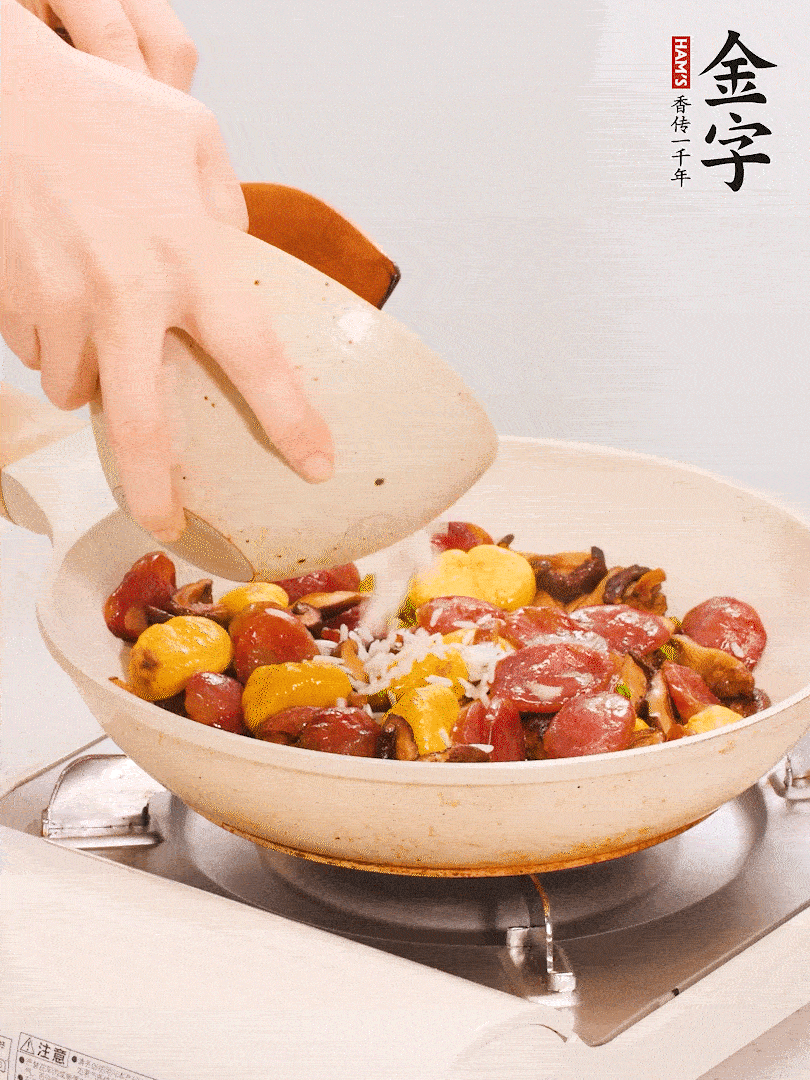 把米淘洗干凈，放入切好的香菇、板栗、毛豆。