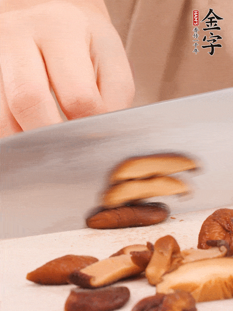 干香菇泡發(fā)，切成小塊。