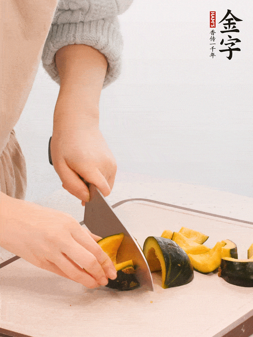 貝貝南瓜切小塊，生姜切成姜絲。