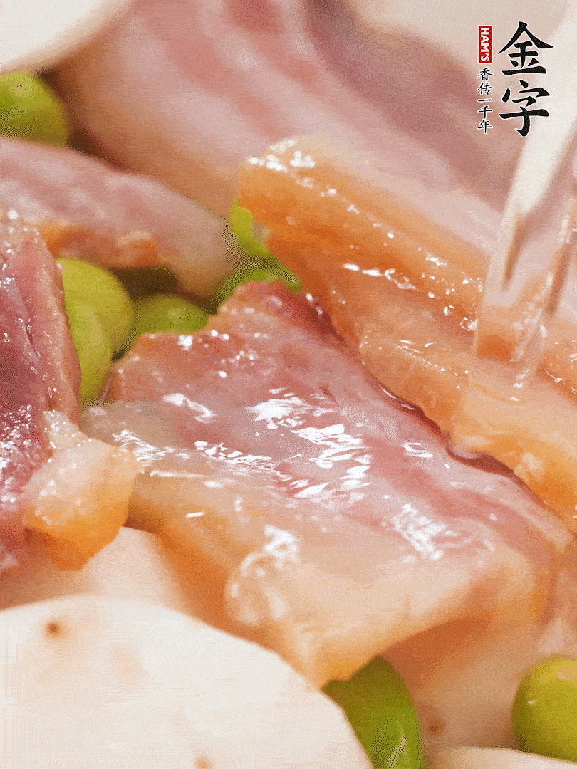 倒入芋艿、熟毛豆，翻炒均勻，加1小碗水煮開