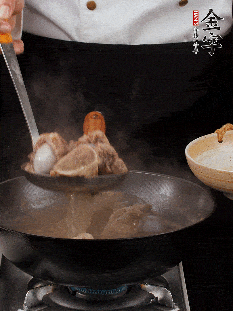 大筒骨清水浸泡30分鐘，中途換水2-3次。冷水下鍋，加姜片、料酒焯水，撇去浮沫。