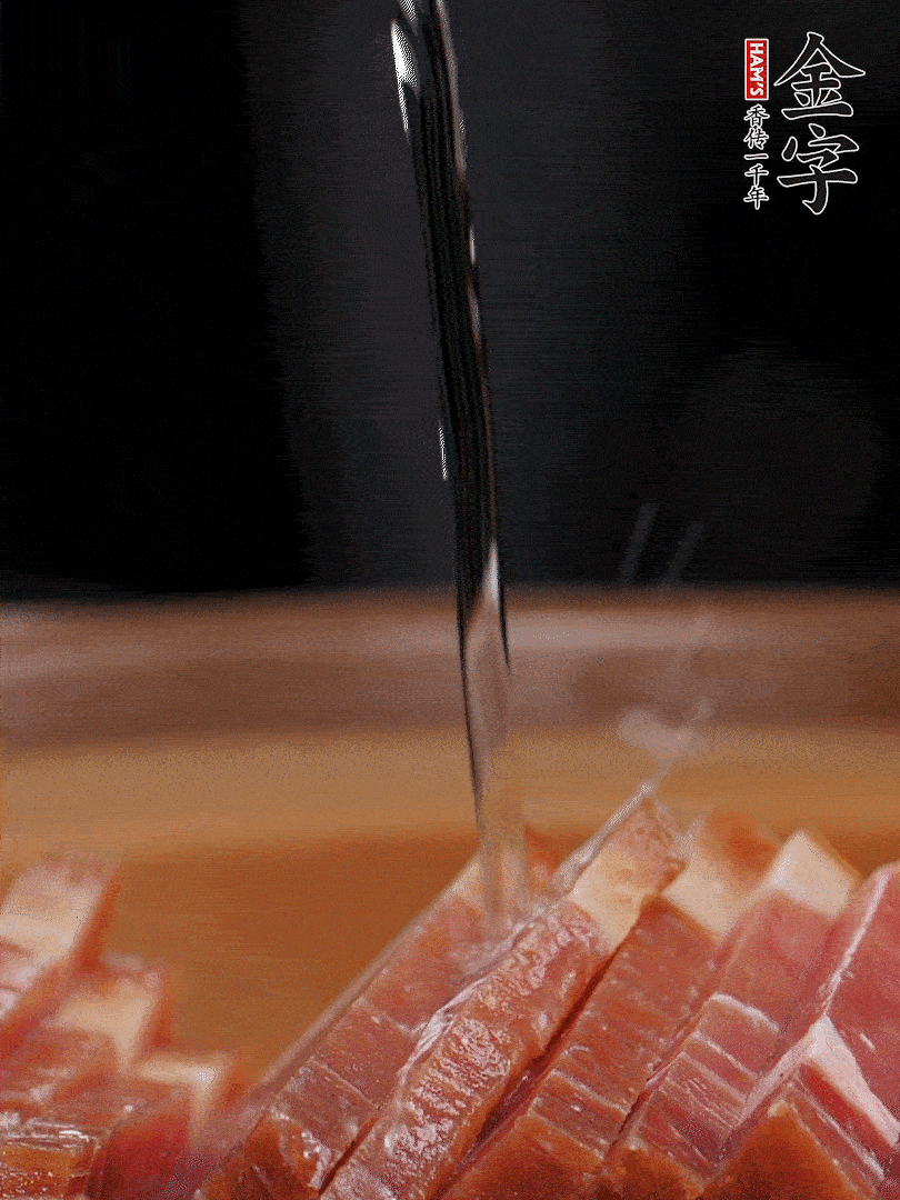 金字火腿切片，放入溫水中泡10分鐘，金字土香腸斜切成片。千張切成細(xì)條。