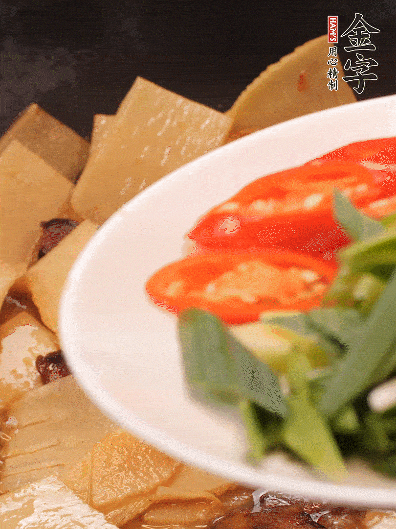 少許料酒增香，下蒜白、青紅辣椒略微翻炒