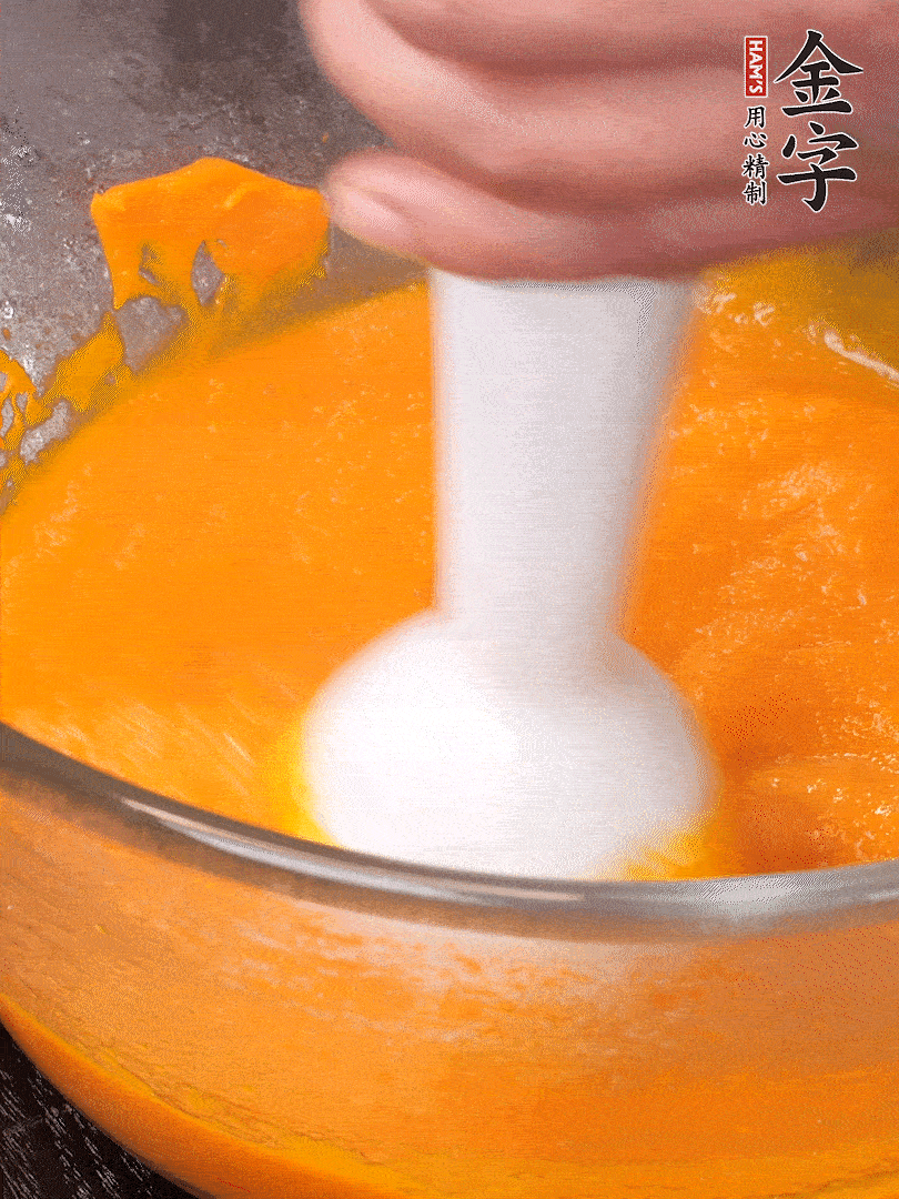 300g南瓜，去皮去瓤切滾刀塊，大火蒸8分鐘，料理機(jī)打成泥，篩網(wǎng)過篩成泥