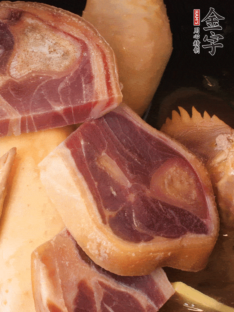 火踵、老母雞加蔥、姜、料酒、清水，大火燒開后轉(zhuǎn)小火，燉1小時(shí)