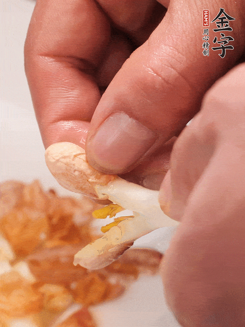 花生芽切段。開水焯水1分鐘，去掉頂部的花生皮