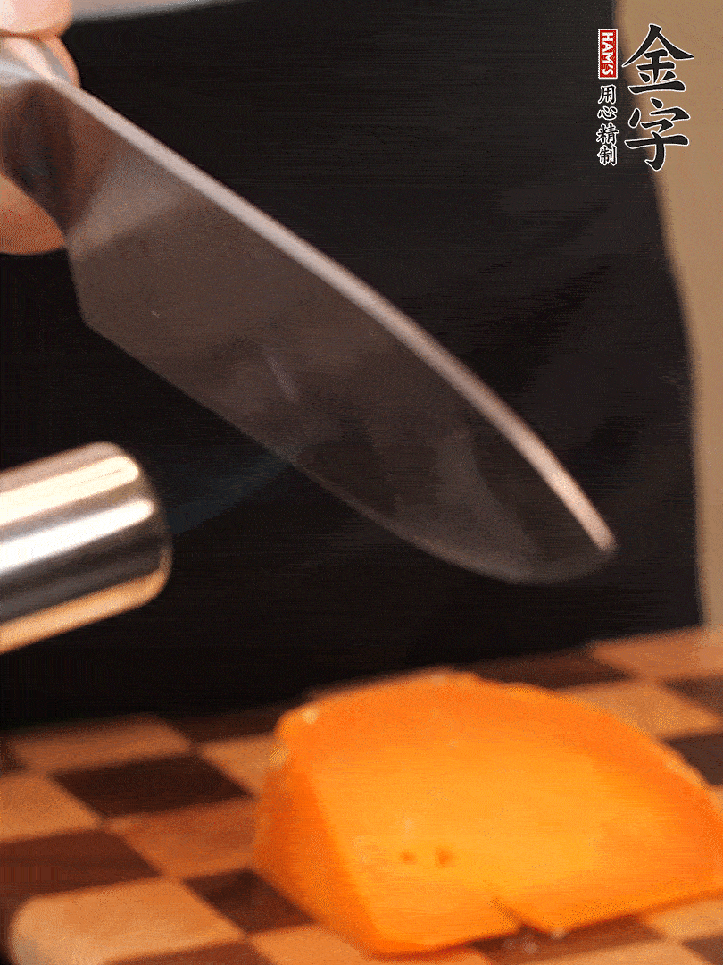 間隔擺上哈密瓜、奶酪、迷迭香、核桃仁