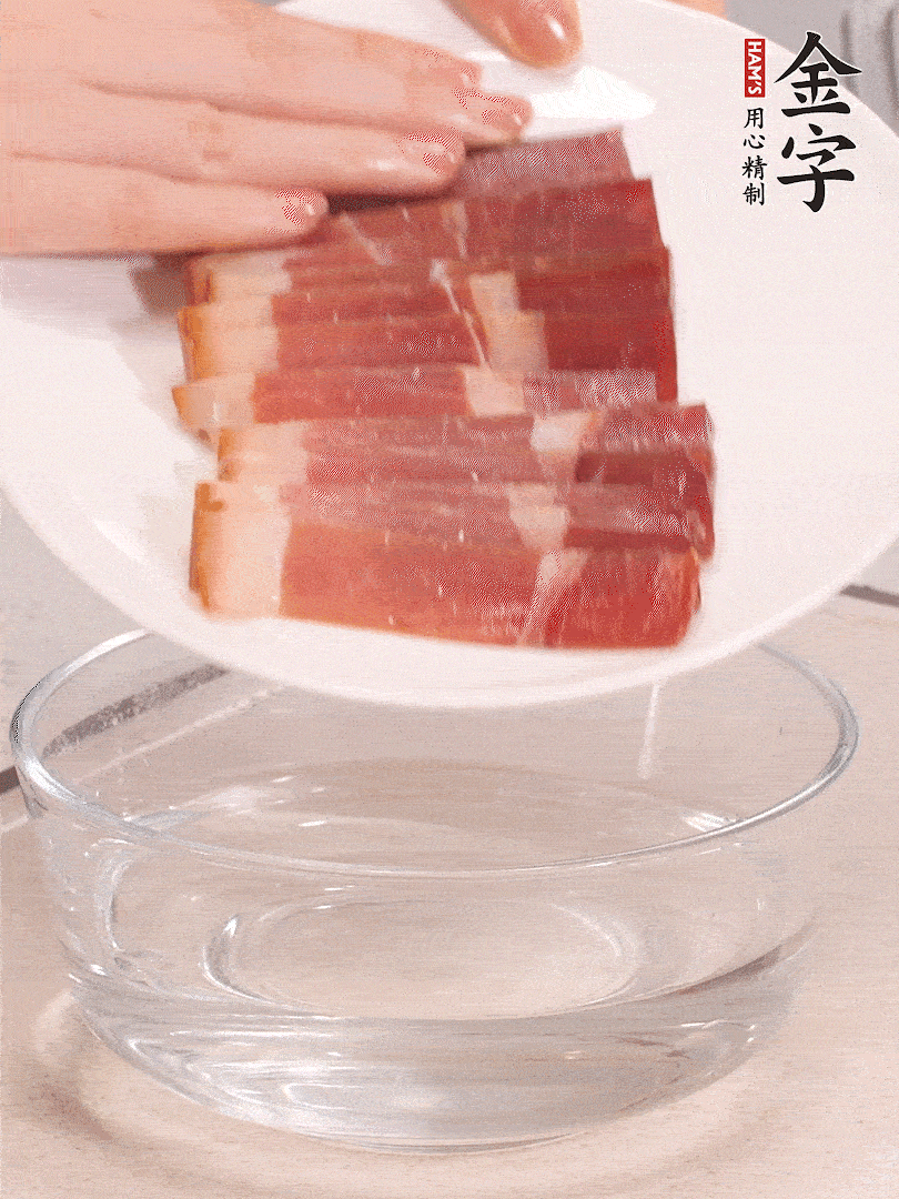 鴨腿冷水下鍋，加姜片、料酒焯水