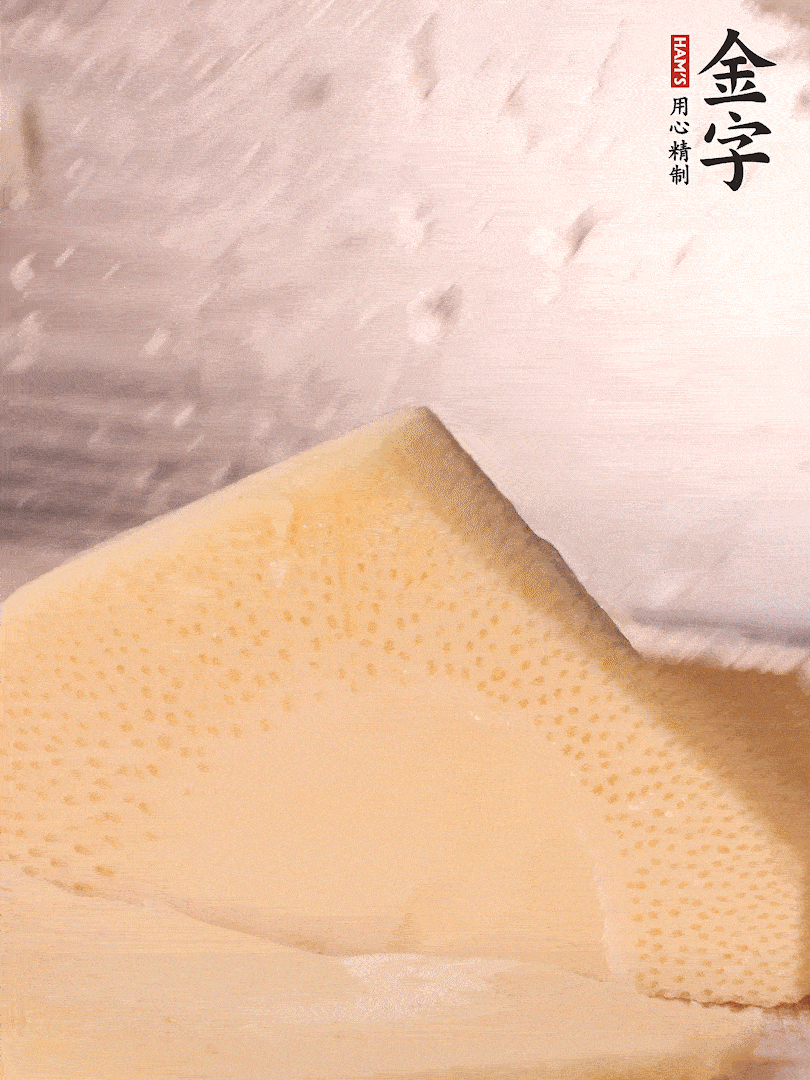 冬筍處理干凈，切滾刀塊，開(kāi)水焯燙去除澀味