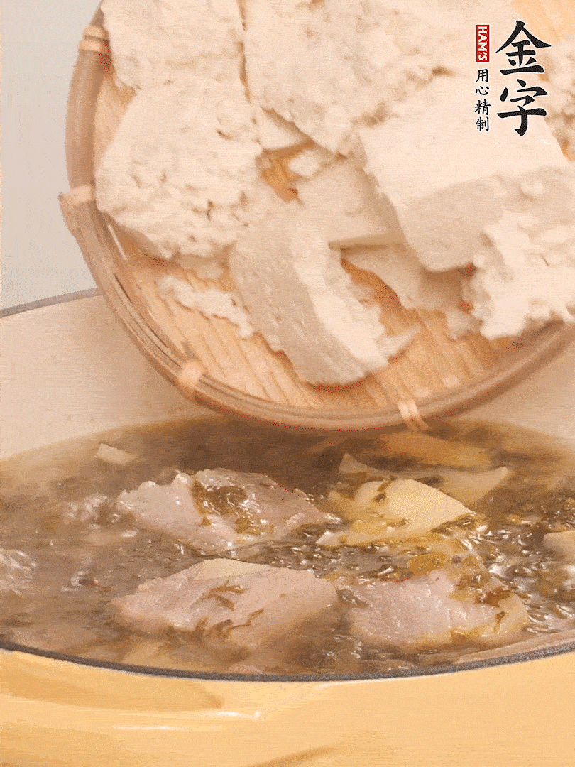 往鍋里加入一倍的水，加豆腐