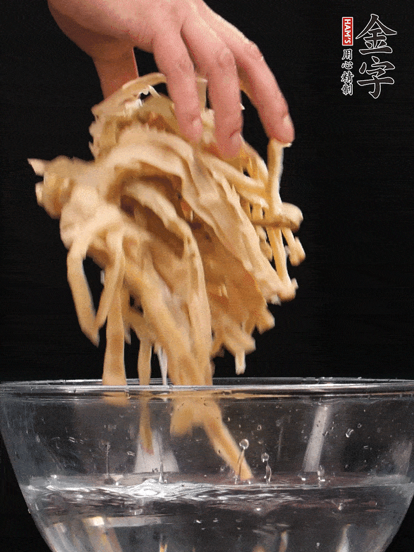 天目山筍干1把，清洗表面鹽分，用手撕成長(zhǎng)條
