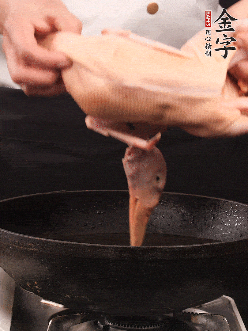 處理干凈的老鴨1只，黃酒小半碗，姜幾片，一起放入冷水，煮沸焯水3分鐘，去除血沫