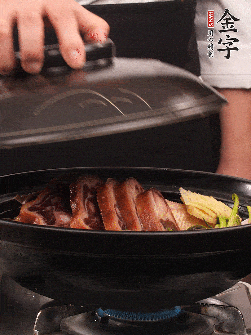 砂鍋蓋蓋子密封，大火燒開(kāi)后轉(zhuǎn)小火，燜煮2小時(shí)