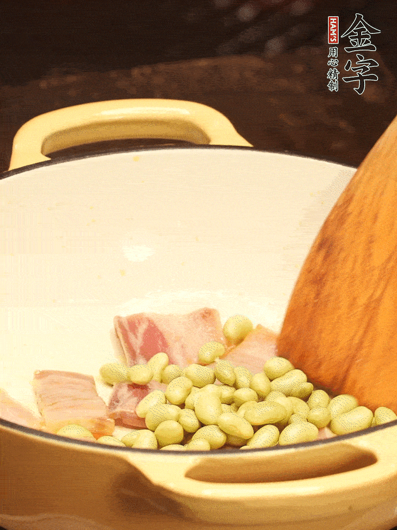 加入青豆、香菇翻炒出香味