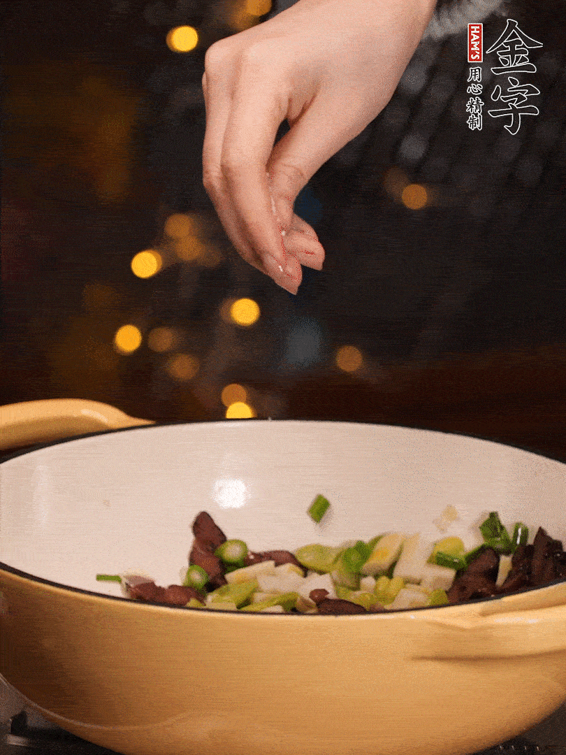 可以加點點水，再加菜苔，加點鹽、味精調(diào)味