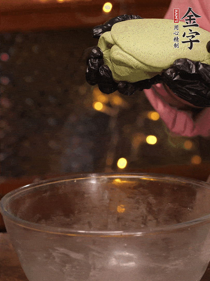 清明粿粉，分次加艾草泥，加點(diǎn)油揉2分鐘，揉到面團(tuán)光滑，醒發(fā)一下