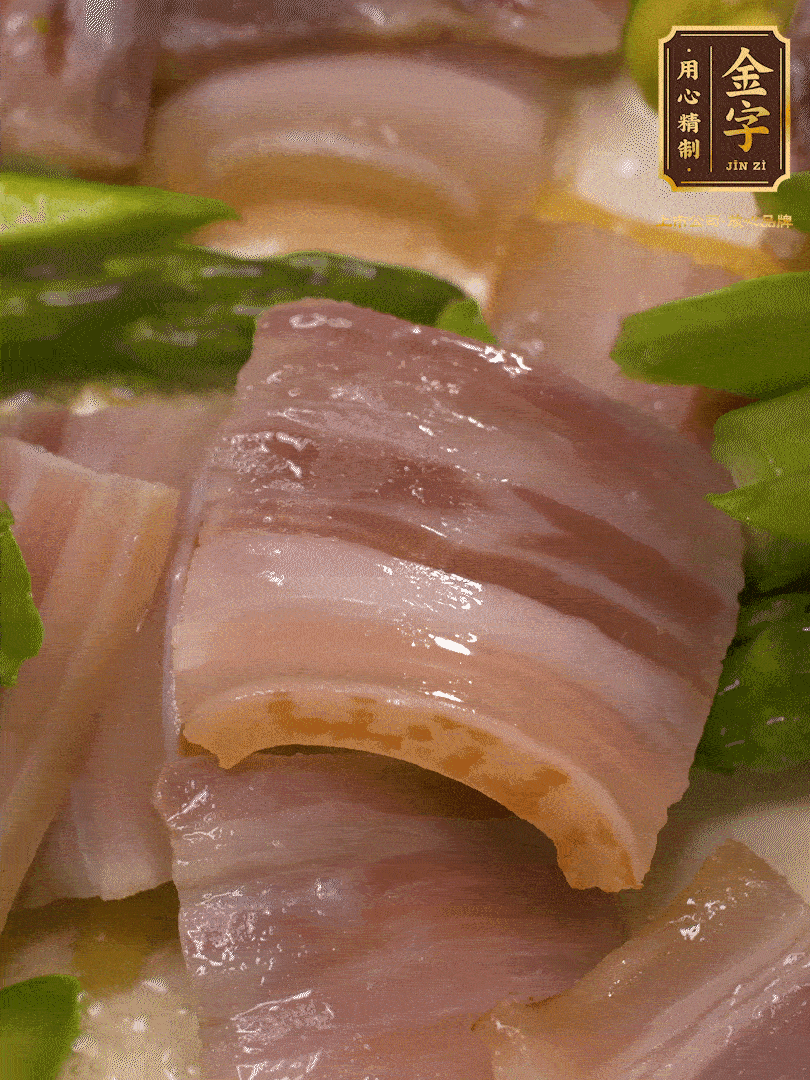 依次下蠶豆、蘆筍、白蘑菇翻炒均勻