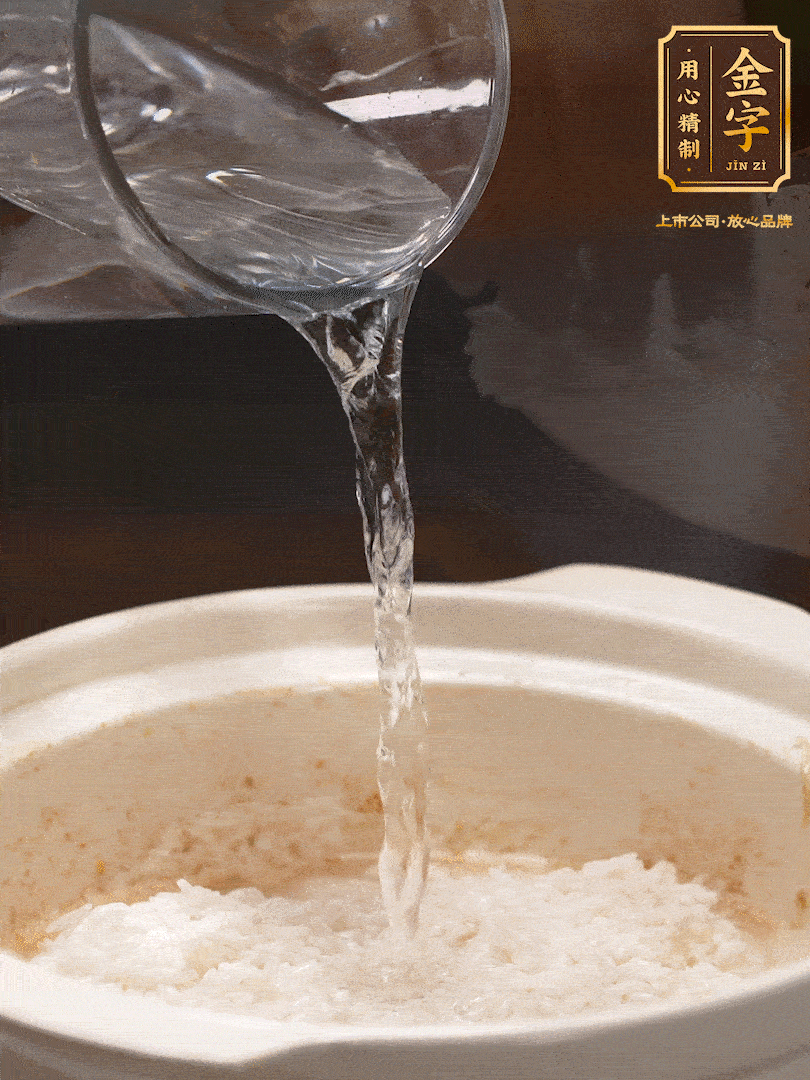 將泡好的米，加水一指，煮至沸騰