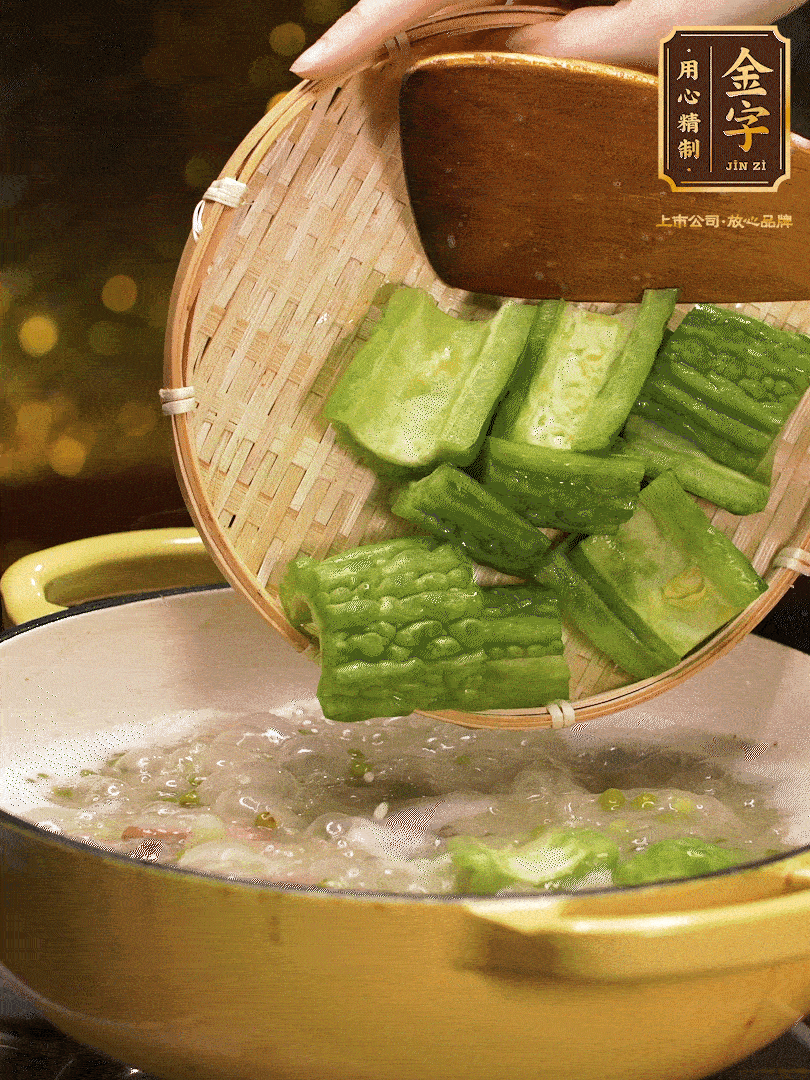 最后在放苦瓜燒開，放一點(diǎn)點(diǎn)調(diào)味糖，燉煮20分鐘