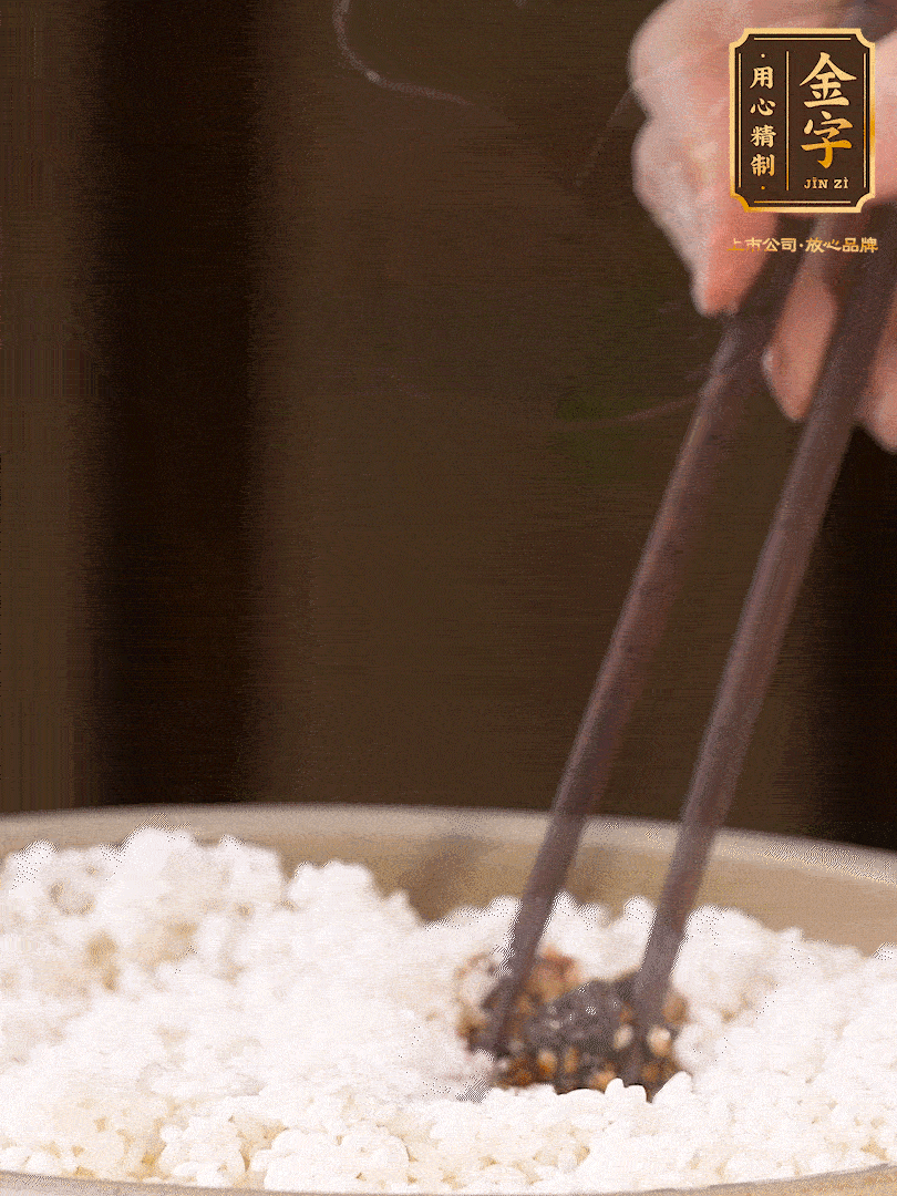 糯米淘洗干凈，浸泡4小時(shí)，控干水分后，加鹽、糖、老抽調(diào)味調(diào)色