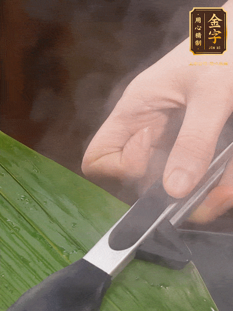 新鮮粽葉洗凈，用開(kāi)水煮一下，讓粽葉更有韌性不易裂。