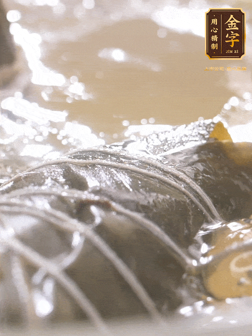 大火煮開(kāi)，轉(zhuǎn)中小火煮2h，燜2-3h。